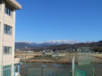 校舎と雪化粧丹沢１.JPG