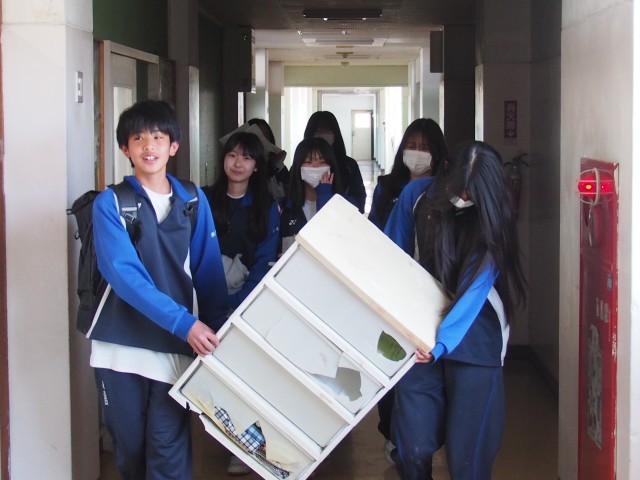 ２年生教室移動の様子