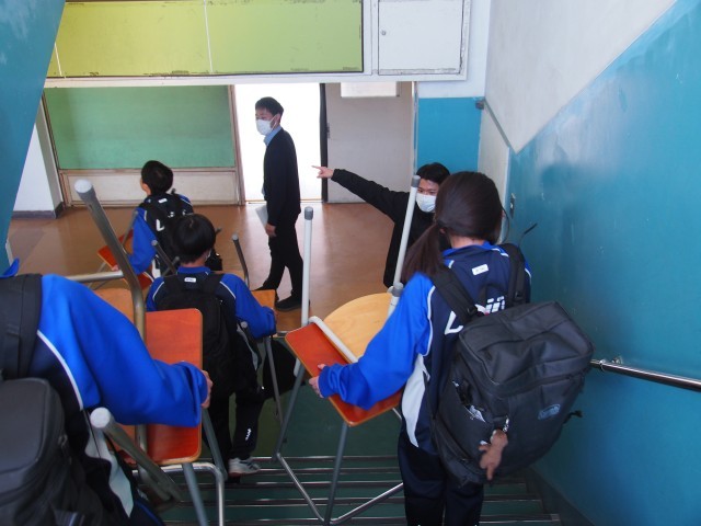 １年生教室移動の様子