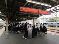 小田原駅ホームで、班にまとまって鎌倉方面にむかいます。