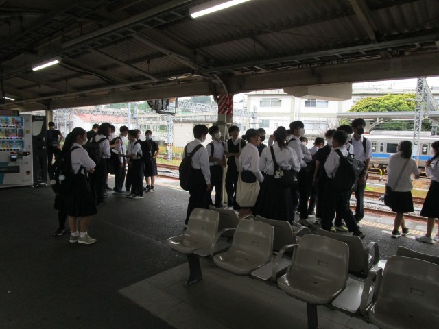 班のメンバーを確認して電車を待っています。