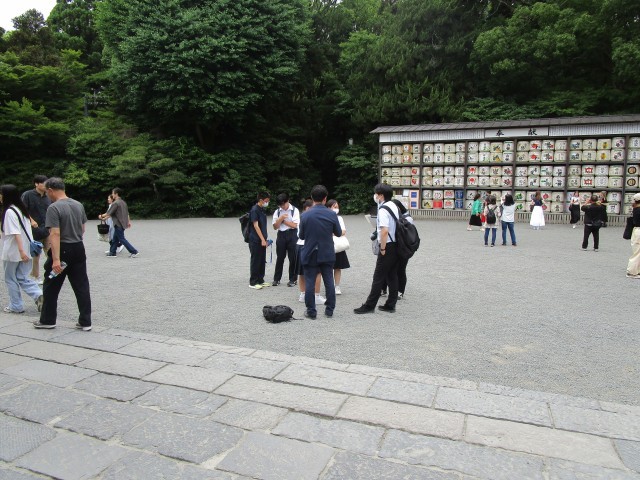 鶴岡八幡宮に到着のチェックを受けています。