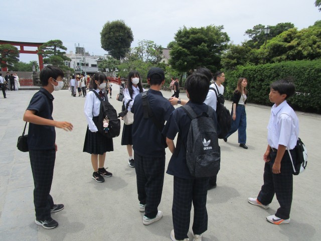 鶴岡八幡宮に到着しこれからの行動を確認しています。
