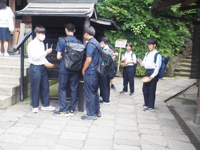 蝋燭とお線香を購入して、蝋燭を燭台にたててます。