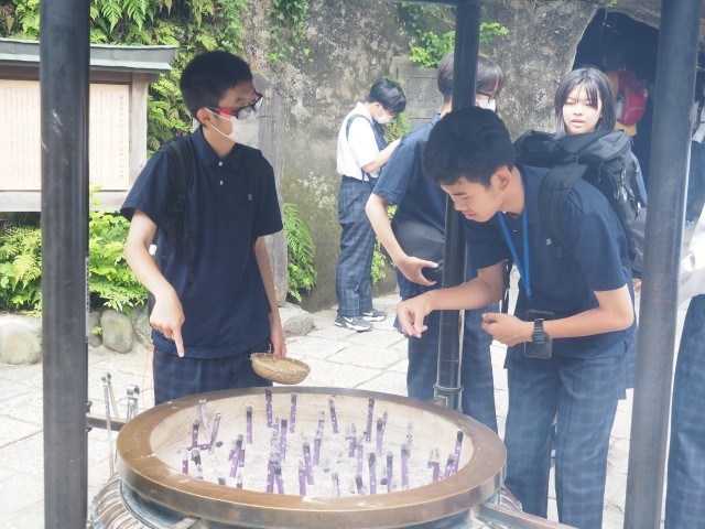 お線香も香炉の灰にたててます。