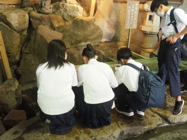 銭洗水で上手にお金を洗ったり、銭洗水をお札につけたりしていました。金運があがりますように！