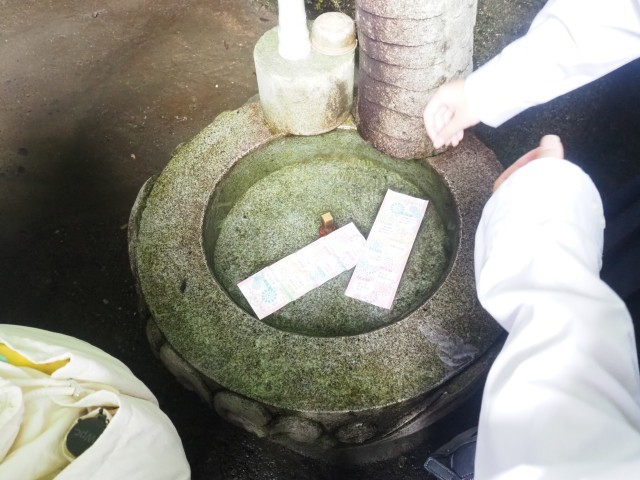 水おみくじをしている人もいました。