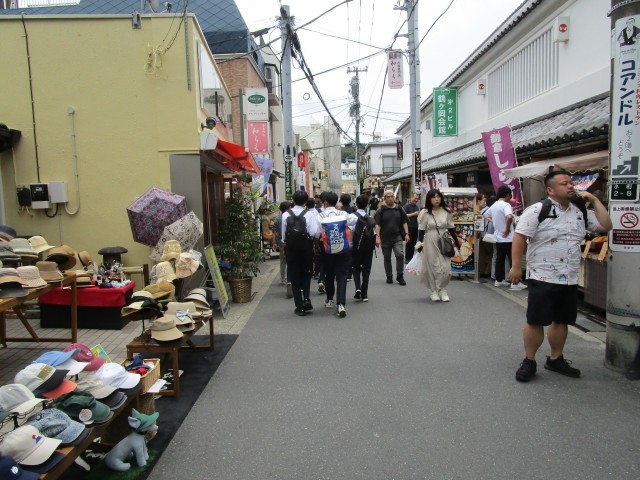 班でまとまって小町通りを散策しています。