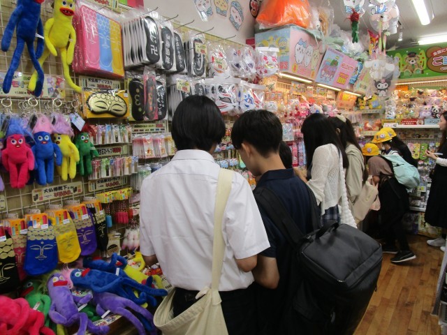 小町通りのお店でお土産を散策しています。