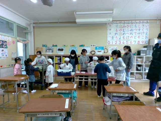 給食配膳の様子