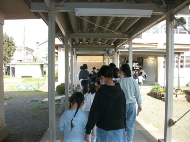 朝会へ向かう1年生と6年生