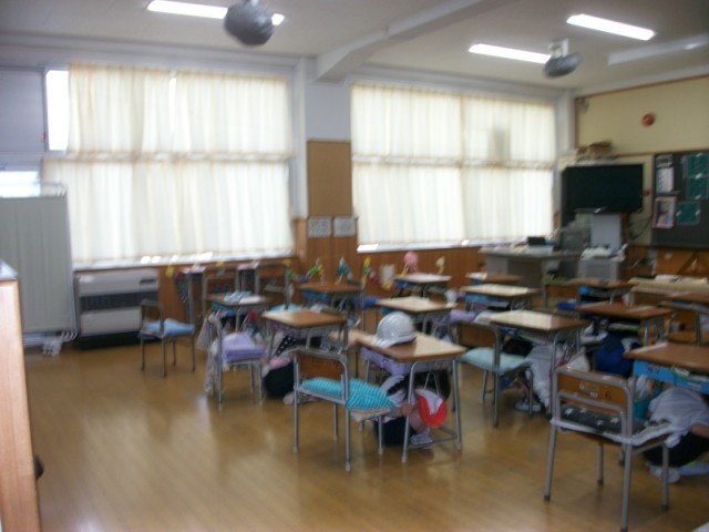 1年生が机の下で身を守っています