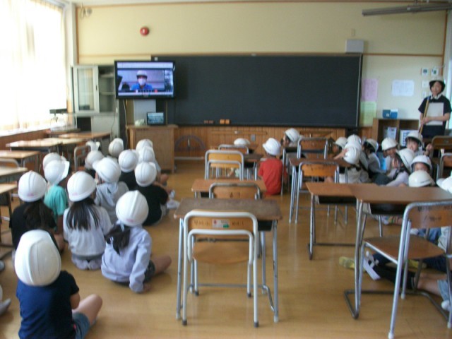 3階学習室に集まっている児童