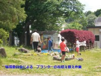 環境委員がプランターの花を植え替えています
