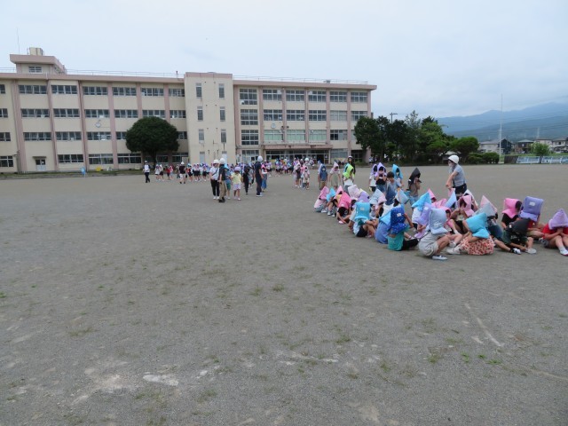 運動場へ避難