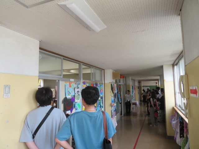 教室がいっぱいで廊下からも参観