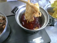 玉ねぎの皮で煮出したお湯に布を入れ染めていきます。