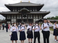 東大寺でポーズ