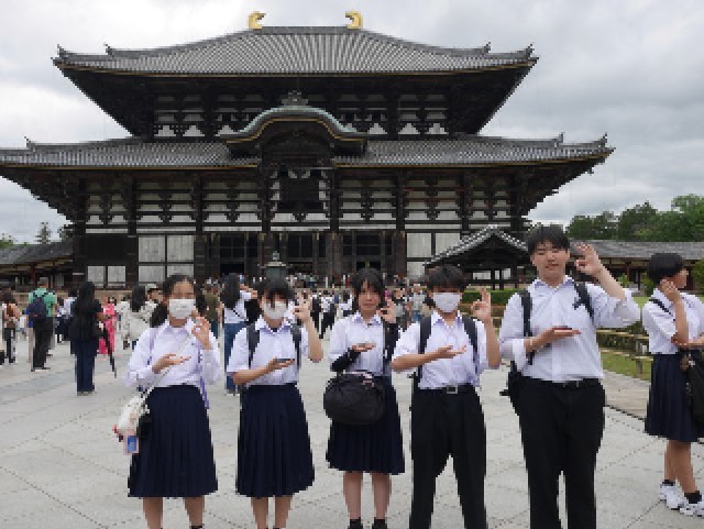 東大寺でポーズ