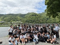 渡月橋をバックに学年写真撮影