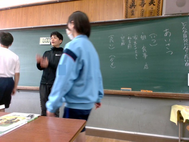 交通整理しているおじさんに　あいさつ