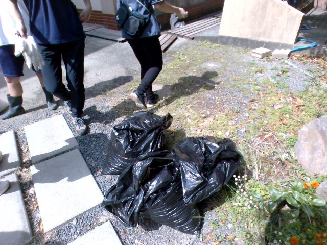 お水を入れて袋を縛る