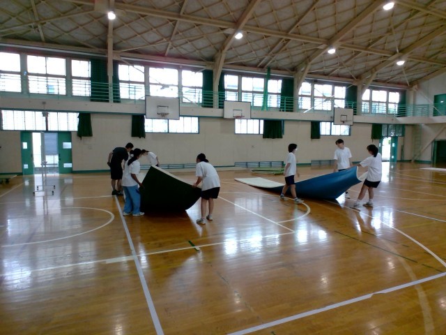 ２年３・４組　女子　みんなで協力してマットを出す