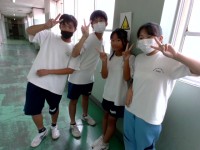 委員をみんなやりたくて、廊下で話あっています４組