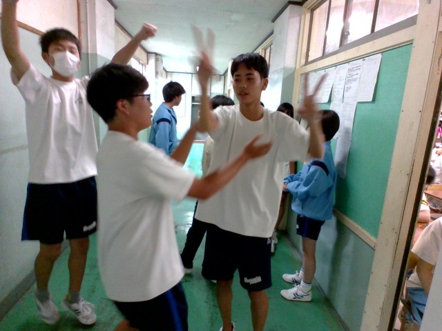 なぜか盛り上がっっている１組
