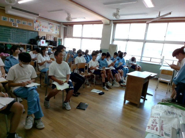 発表を聞いている２年３組の面々