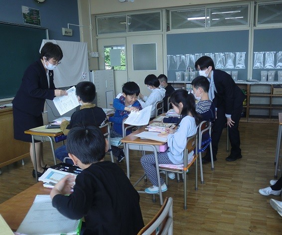 新しい教室で担任の先生と一緒に①