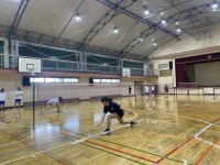 シャトル移動は、足を鍛えるトレーニングと利き足の逆足を出す練習を兼ねています。