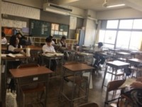 早くから来てテストに備えています