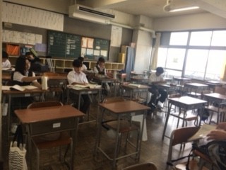 早くから来てテストに備えています