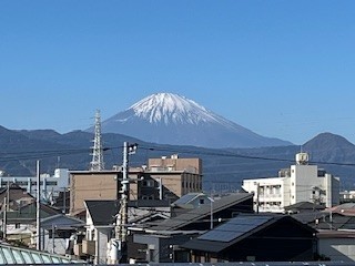 2025(令和７)年１月２日、国府津小学校の３階の渡り廊下から見た「富士山」