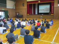 全校児童で冬休み前朝会