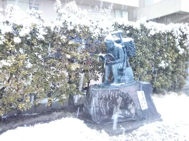 二宮金次郎像と雪