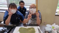 八つ橋を手作り　これは抹茶味