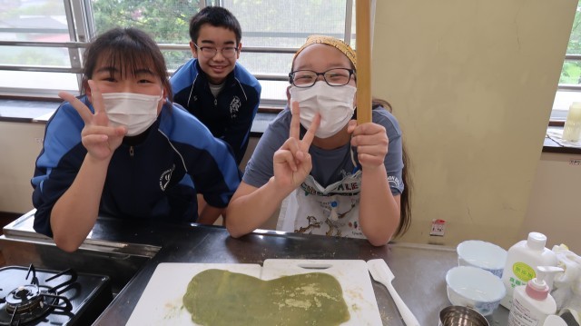 八つ橋を手作り　これは抹茶味