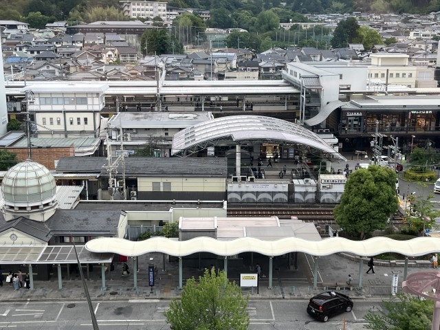 ホテルの部屋から山科駅を撮影