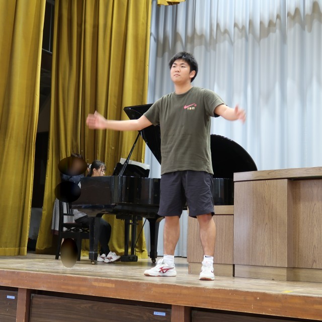 校歌の指揮と伴奏も２年生
